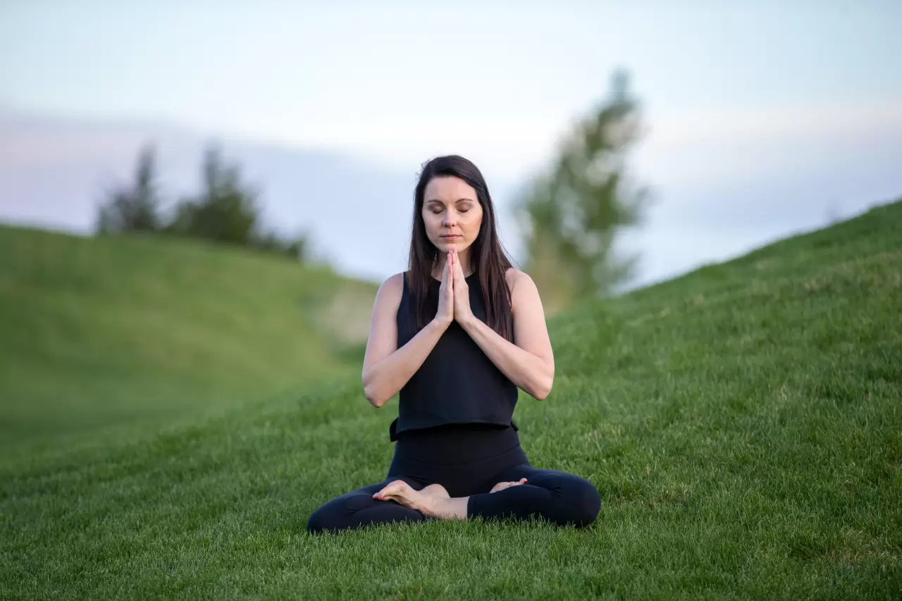 Sposoby na stres: Dla wielu osób skutecznym sposobem na stres okazuje się być medytacja.